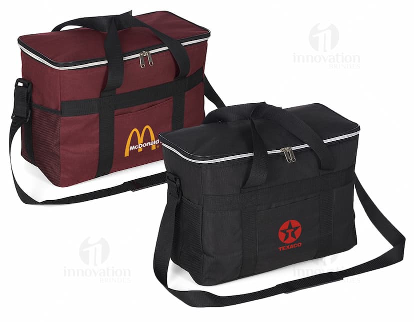 Bolsa térmica de 33 litros em nylon preto - moderna e elegante, perfeita para viagens e passeios. Com design esportivo, essa bolsa é ideal para manter seus alimentos e bebidas na temperatura certa. Com alça e zíper para facilitar o transporte. Adquira já a sua!