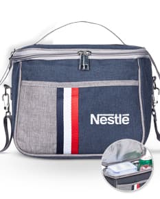 Bolsa térmica 7,6 litros em couro marrom com alça ajustável. Ideal para viagens de negócios ou lazer, mantendo seus alimentos e bebidas na temperatura ideal. Seu design moderno e retro a tornam uma peça versátil e estilosa para todas as ocasiões. Perfeita para quem busca praticidade e elegância em um único acessório. Garanta já a sua!