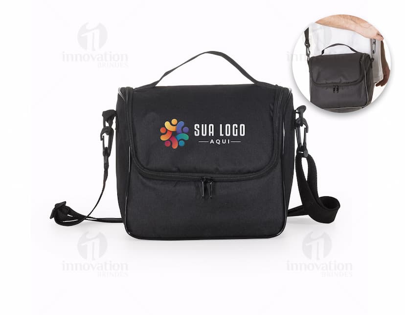 Bolsa térmica de 8,5 litros em couro sintético, perfeita para manter seus alimentos e bebidas sempre frescos. Ideal para viagens, passeios e trabalho, com alça ajustável e design moderno. Adquira a sua bolsa térmica e tenha praticidade e estilo em um único acessório. Garanta já a sua!