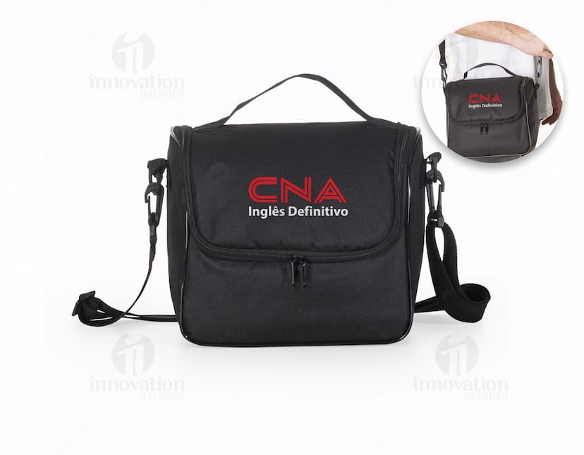 Bolsa térmica de 8,5 litros: mantenha seus alimentos frescos por mais tempo nesta bolsa moderna e prática. Feita em couro sintético de alta qualidade, ideal para viagens, piqueniques e até para o dia a dia. Com alça resistente e design clássico, esta bolsa térmica é o acessório perfeito para quem busca praticidade e estilo. Garanta já a sua e desfrute de refeições sempre frescas onde quer que esteja. Perfeita para o verão! Compre agora e aproveite!