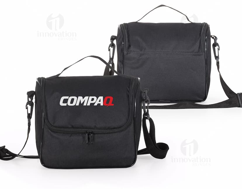 Bolsa térmica 8,5 litros em couro isolado - Moderna e prática, essa bolsa térmica é perfeita para manter seus alimentos e bebidas refrigerados durante o dia. Ideal para viagens de negócios ou passeios de lazer, possui alça resistente e design clássico. Adquira a sua agora e esteja sempre preparado!
