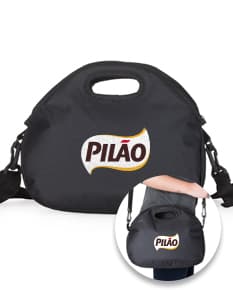 Bolsa térmica 8 litros em couro sintético com alça ajustável e fecho de segurança. Ideal para manter seus alimentos frescos por mais tempo. Moderna e prática, perfeita para levar em viagens, passeios e no dia a dia. Uma bolsa térmica versátil e estilosa para te acompanhar em todas as ocasiões. Garanta já a sua!