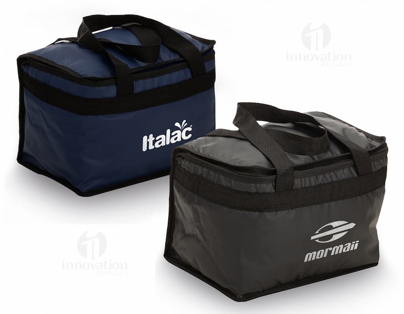 Bolsa térmica bagum 13L soldada na cor preta, vazio, com alça de mão, fecho em zíper, ideal para transportar alimentos e bebidas em ocasiões especiais como festas, aniversários, casamentos e celebrações em geral.