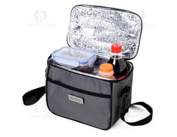 Bolsa térmica de 6 litros com bolsos, alça, gancho, fabricada em material metálico resistente. Ideal para armazenar alimentos