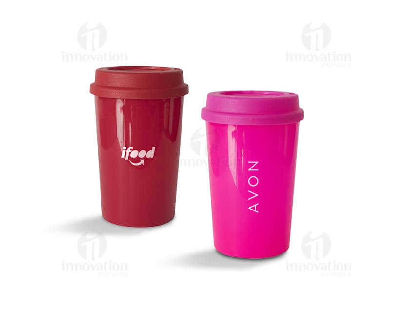 Copo com tampa 350ml em plástico resistente e design clean. Perfeito para armazenar sua bebida favorita com praticidade e estilo. Ideal para uso doméstico, eventos e brindes corporativos. Diversas opções de cores disponíveis. Garanta o seu!