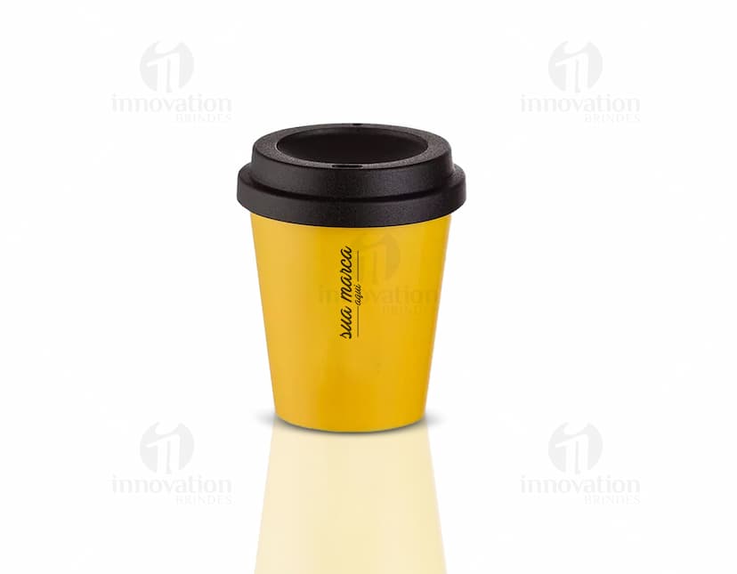 Copo com tampa 430ml em cor preta, feito de material de plástico resistente. Ideal para armazenar bebidas quentes ou frias, como café, chá ou água. Possui alça para transporte e tampa para manter a bebida fresca por mais tempo. Excelente opção para uso em casa, no trabalho ou em viagens.
