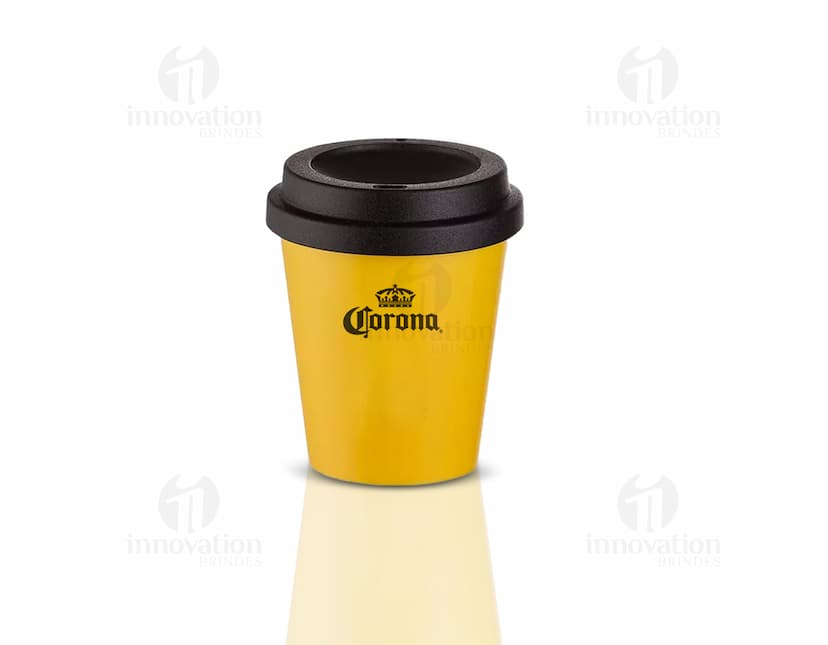 Copo com tampa 430ml em cor preta, feito de material de plástico resistente. Ideal para armazenar bebidas quentes ou frias, como café, chá ou água. Possui alça para transporte e tampa para manter a bebida fresca por mais tempo. Excelente opção para uso em casa, no trabalho ou em viagens.