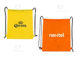 Mochila saco com alças de poliéster preto, com design moderno e estilo artístico. Possui conexão de fio, curvas e formas em