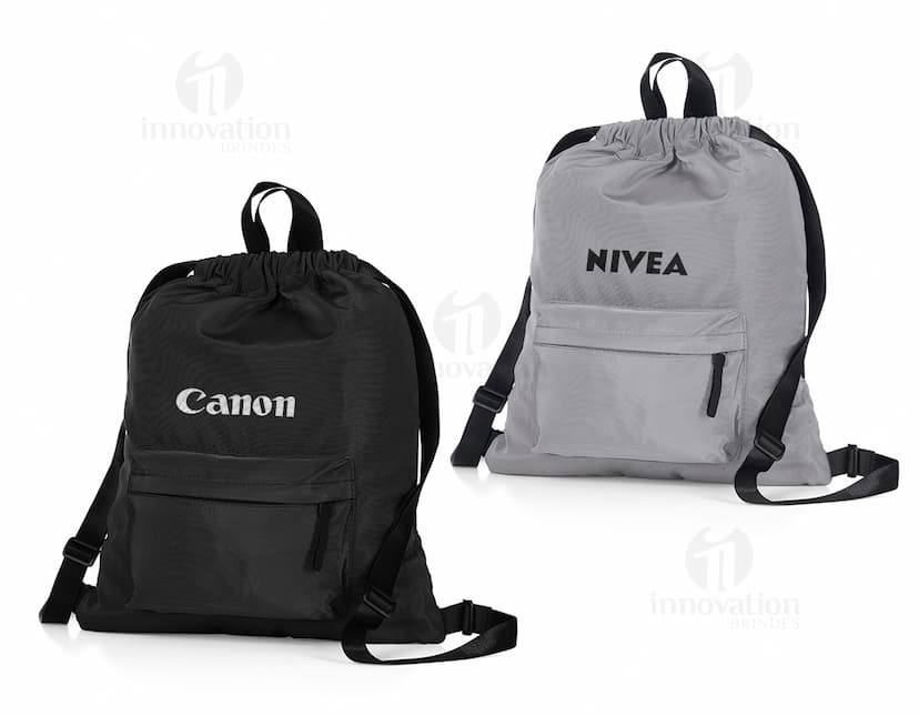 Mochila saco de couro elegante ideal para compras ou passeios casuais. Acessório versátil com alça e zíper, perfeito para manter seus pertences seguros. Bolsa isolada em couro de alta qualidade. Aproveite a elegância e praticidade desta peça única em sua coleção.