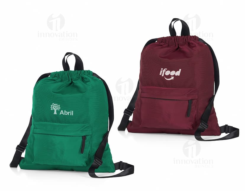 Mochila saco elegante e prática, feita de couro de alta qualidade. Ideal para compras casuais ou para ser usada como acessório elegante. Possui alça ajustável, fecho de zíper e detalhes em metal. Adquira já a sua e esteja preparado para qualquer ocasião!