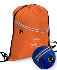 Mochila Saco vintagem em poliéster marrom antigo, com design de folha de papel vazio e textura envelhecida. O objeto possui etiqueta de venda amarelada, alça de corda e fecho de cordão, dando um estilo retro e grunge. Ideal para uso como acessório de moda ou para compras.