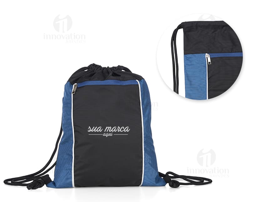 Mochila Saco Impermeável com Zíper em couro preto, moderna e elegante. Perfeita para viagens, negócios, compras e estilo casual. Equipada com alça, bolsos e fecho de zíper para armazenamento seguro. Ideal para homens de sucesso e negócios.