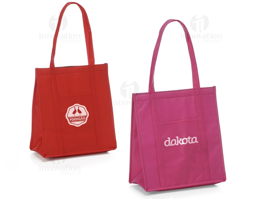 Sacola térmica de 18 litros para compras de brindes personalizados. Ideal para manter seus produtos frescos durante o transporte. Fabricada em material resistente e durável. Perfeita para eventos corporativos e ações de marketing. Aproveite nossas promoções e garanta já a sua!