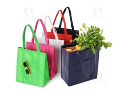 Sacola térmica de 18 litros feita de tnt, perfeita para fazer suas compras com estilo e praticidade! Com alças resistentes e
