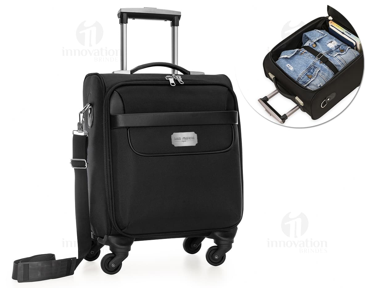 Mala de viagem preta em nylon com rodas de 360º. A mala possui um design moderno, feita de material resistente e durável. Ideal para viagens de negócios, possui espaço interno para transportar equipamentos eletrônicos, dinheiro e objetos pessoais. Se destaca pela praticidade e luxo, sendo uma opção portátil e segura para quem busca conforto e estilo durante suas viagens.