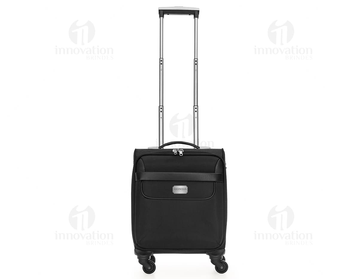 Mala de viagem preta em nylon com rodas de 360º. A mala possui um design moderno, feita de material resistente e durável. Ideal para viagens de negócios, possui espaço interno para transportar equipamentos eletrônicos, dinheiro e objetos pessoais. Se destaca pela praticidade e luxo, sendo uma opção portátil e segura para quem busca conforto e estilo durante suas viagens.