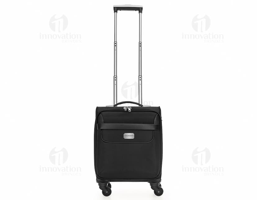 Mala de viagem preta em nylon com rodas de 360º. A mala possui um design moderno, feita de material resistente e durável. Ideal para viagens de negócios, possui espaço interno para transportar equipamentos eletrônicos, dinheiro e objetos pessoais. Se destaca pela praticidade e luxo, sendo uma opção portátil e segura para quem busca conforto e estilo durante suas viagens.