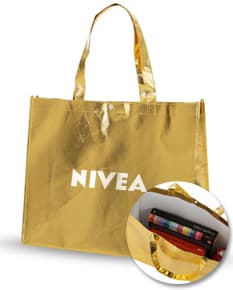 Sacola TNT Metalizada com Fecho em formato de bolsa de compras, na cor marrom e detalhes em preto. Feita em couro sintético, possui alça de mão e fecho de zíper. Ideal para compras, presente ou uso pessoal. Imagem representativa de elegância e luxo.