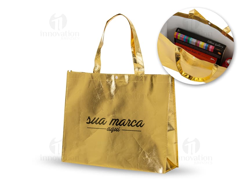 Sacola TNT Metalizada com Fecho em formato de bolsa de compras, na cor marrom e detalhes em preto. Feita em couro sintético, possui alça de mão e fecho de zíper. Ideal para compras, presente ou uso pessoal. Imagem representativa de elegância e luxo.