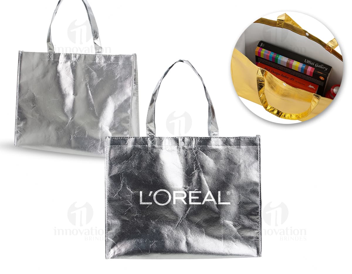 Sacola TNT Metalizada com Fecho em formato de bolsa de compras, na cor marrom e detalhes em preto. Feita em couro sintético, possui alça de mão e fecho de zíper. Ideal para compras, presente ou uso pessoal. Imagem representativa de elegância e luxo.