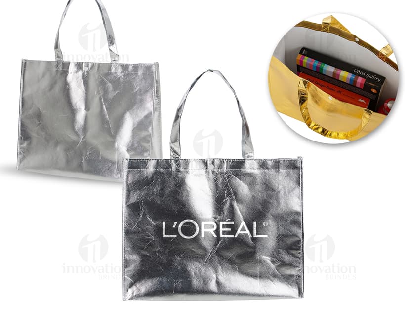 Sacola TNT Metalizada com Fecho em formato de bolsa de compras, na cor marrom e detalhes em preto. Feita em couro sintético, possui alça de mão e fecho de zíper. Ideal para compras, presente ou uso pessoal. Imagem representativa de elegância e luxo.