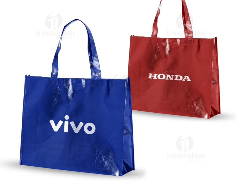 Sacola TNT Metalizada com Fecho em formato de bolsa de compras, na cor marrom e detalhes em preto. Feita em couro sintético, possui alça de mão e fecho de zíper. Ideal para compras, presente ou uso pessoal. Imagem representativa de elegância e luxo.