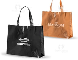Sacola TNT Metalizada com Fecho em formato de bolsa de compras, na cor marrom e detalhes em preto. Feita em couro sintético