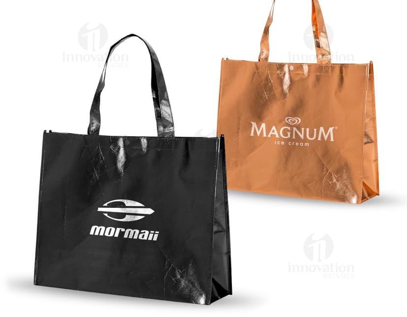 Sacola TNT Metalizada com Fecho em formato de bolsa de compras, na cor marrom e detalhes em preto. Feita em couro sintético, possui alça de mão e fecho de zíper. Ideal para compras, presente ou uso pessoal. Imagem representativa de elegância e luxo.