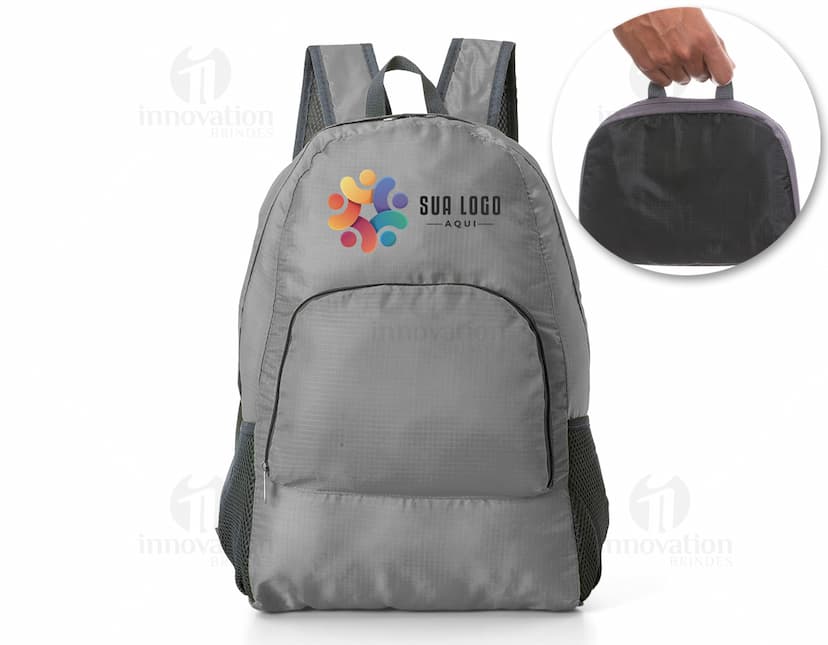Mochila dobrável de nylon moderna e prática, perfeita para te acompanhar em todas as aventuras. Com zip up, alça ajustável e design casual, é o acessório ideal para quem busca versatilidade e estilo. Leve, compacta e segura, essa mochila é o item essencial para quem está sempre em movimento. Adquira já a sua!