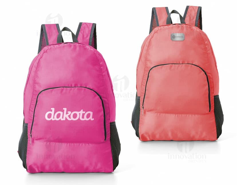 Mochila dobrável de nylon, moderna e prática para o seu dia a dia. Com alça ajustável e fecho em zíper, perfeita para guardar seus pertences com segurança. Ideal para quem busca estilo e funcionalidade em um único acessório. Leve e compacta, perfeita para viagens ou uso diário. Adquira já a sua!