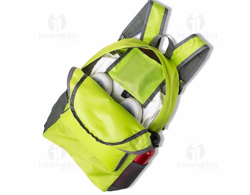 Foto de uma mochila dobrável de nylon, moderna e prática. Ideal para quem busca estilo e funcionalidade no dia a dia. Com alça, zíper e design casual, é o acessório perfeito para te acompanhar em todas as ocasiões. Leve, segura e versátil, essa mochila é o complemento ideal para o seu look. Ideal para levar seus pertences de forma organizada e com muito estilo. Adquira já a sua e esteja sempre preparado para qualquer momento!