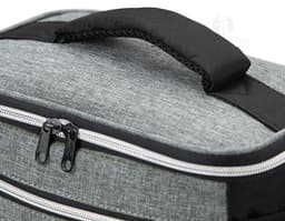 Bolsa térmica de 10 litros com bolsos, em couro na cor preta, com alça e fecho de metal. Ideal para viagens e armazenamento