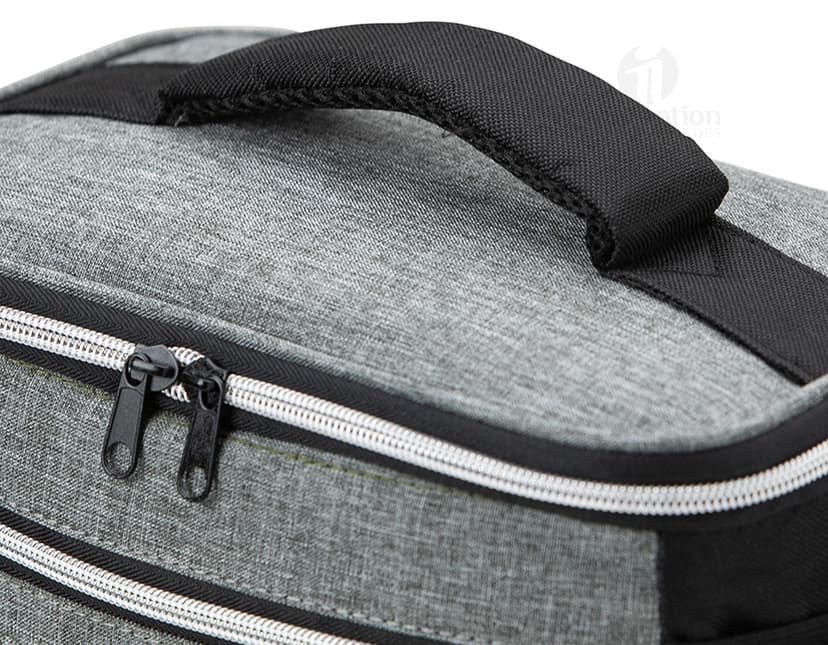 Bolsa térmica de 10 litros com bolsos, em couro na cor preta, com alça e fecho de metal. Ideal para viagens e armazenamento de alimentos e medicamentos. Estilo moderno e elegante, perfeito para negócios e lazer. Acabamento de luxo e bolsos para melhor organização.