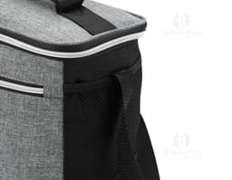 Bolsa térmica de 10 litros com bolsos, em couro na cor preta, com alça e fecho de metal. Ideal para viagens e armazenamento