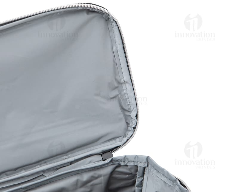 Bolsa térmica de 10 litros com bolsos, em couro na cor preta, com alça e fecho de metal. Ideal para viagens e armazenamento de alimentos e medicamentos. Estilo moderno e elegante, perfeito para negócios e lazer. Acabamento de luxo e bolsos para melhor organização.