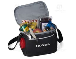 Bolsa térmica de 10 litros com bolsos, em couro na cor preta, com alça e fecho de metal. Ideal para viagens e armazenamento