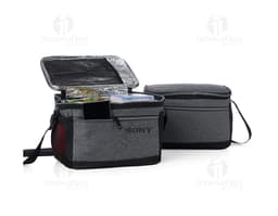Bolsa térmica 10 litros preta, ideal para transporte de equipamentos eletrônicos e fotográficos. Feita de couro e metal, com
