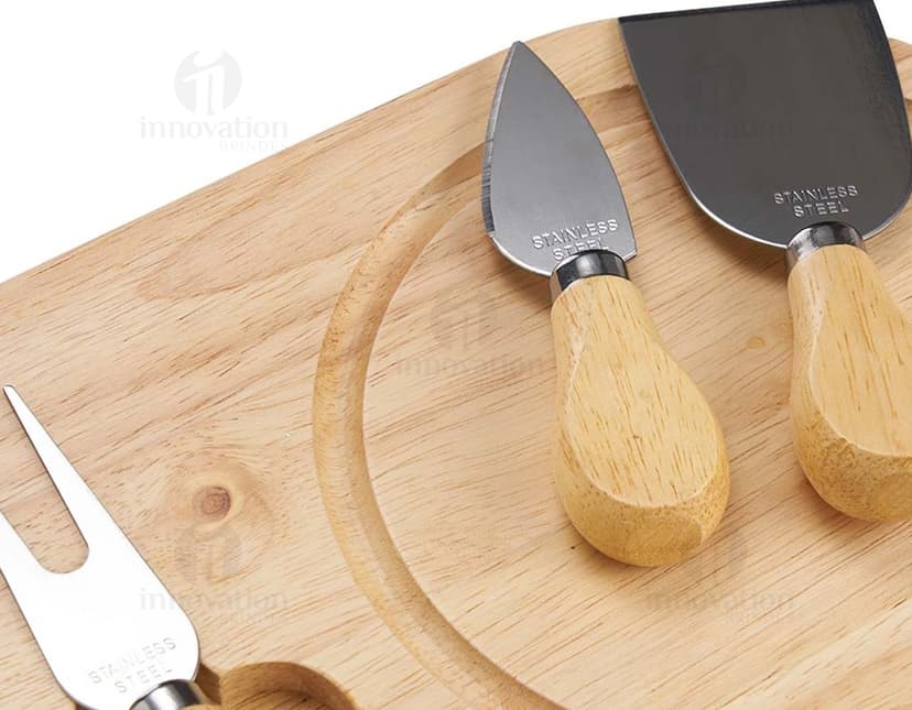 Kit queijo de 4 peças em madeira para uma experiência culinária tradicional. Conjunto de utensílios de cozinha perfeitos para servir e cortar queijos. Design retro e elegante, ideal para jantares. Acompanha faca e colher. Produto isolado para fotos de comida de dar água na boca.