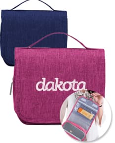 Necessaire organizadora em nylon preto, ideal para guardar bolsas, carteiras, documentos e objetos pessoais. Possui gancho para pendurar, fecho de zíper e compartimentos internos para organizar chaves, dinheiro e dispositivos eletrônicos. Textura resistente e design elegante, perfeita para viagens e uso diário.