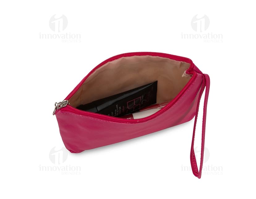 Este lindo nécessaire PVC impermeável é o acessório perfeito para quem busca praticidade e estilo. Com um design elegante e alças resistentes, é ideal para organizar seus itens essenciais com glamour e elegância. Perfeito para presentear ou para o seu próprio uso, este nécessaire é a escolha certa para quem valoriza qualidade e sofisticação. Garanta já o seu e adicione um toque de brilho ao seu dia a dia!
