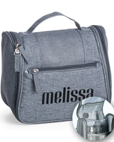 Necessaire em sarja, perfeita para organizar seus itens com estilo. Ideal para viagens ou uso do dia a dia, esse acessório elegante e moderno é um item essencial para quem busca praticidade e sofisticação. Com alça e acabamento em couro, essa bolsa é um mix de clássico e contemporâneo. Adquira já a sua!