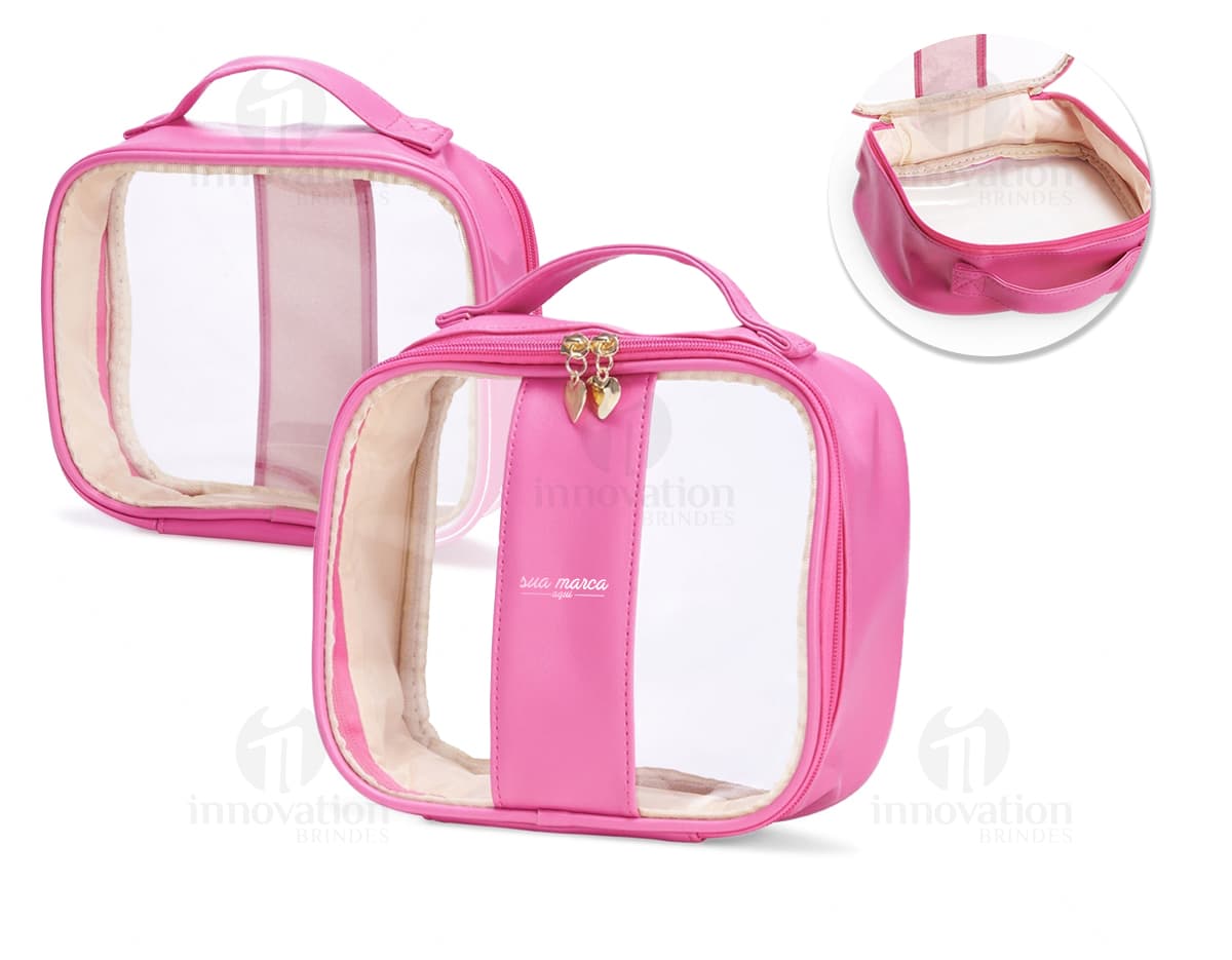 Necessaire PVC Média - Acessório de luxo e estilo para suas viagens e dia a dia. Feita em couro sintético, com alça e fivela dourada, perfeita para organizar seus itens com glamour e elegância. Ideal para compras e momento casual. Não perca essa oportunidade de acrescentar um toque de classe ao seu visual. Adquira já a sua!