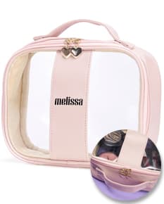 Nécessaire PVC Grande na cor rosa, feita em couro e metal. Possui um único compartimento com fechadura, perfeito para guardar acessórios de maquiagem e objetos de luxo. Ideal para ser levada em viagens ou como um elegante item de moda.
