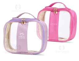 Neceser PVC Grande en color rosa, hecho de cuero y metal. Posee un único compartimento con cierre, perfecto para guardar