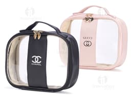 Neceser PVC Grande en color rosa, hecho de cuero y metal. Posee un único compartimento con cierre, perfecto para guardar
