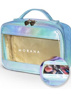 Nécessaire sintética de luxo para viagem, ideal para guardar seus pertences com estilo e praticidade. Perfeita para viagens de férias ou negócios. Confeccionada em plástico resistente e com acabamento brilhante, possui design fashion e retrô. Garanta já a sua!