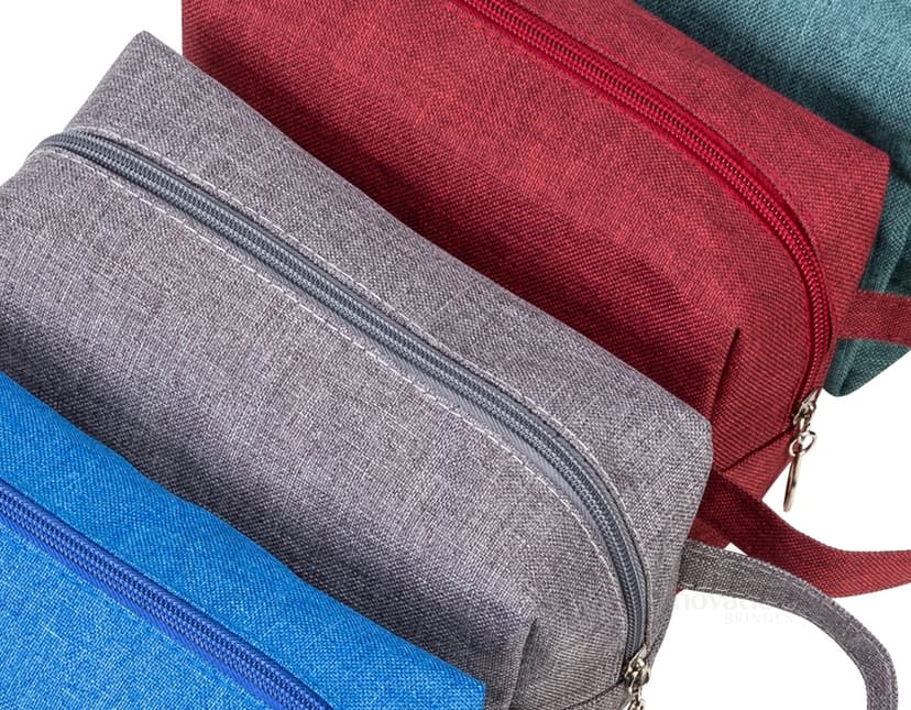 Nécessaire de nylon moderna e elegante, perfeita para te acompanhar em todas as ocasiões. Com design retro e casual, ideal para guardar seus acessórios com estilo. A combinação perfeita entre praticidade e sofisticação. Garanta já a sua!