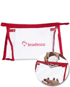 Nécessaire de plástico vintage isolada em fundo branco. O acessório perfeito para armazenar seus pertences com estilo e