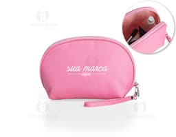 Neceser de nylon brillante y moderno, ideal para organizar tus accesorios de forma elegante. Diseño de moda en plástico