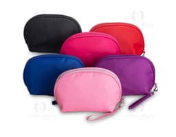 Neceser de nylon brillante y moderno, ideal para organizar tus accesorios de forma elegante. Diseño de moda en plástico